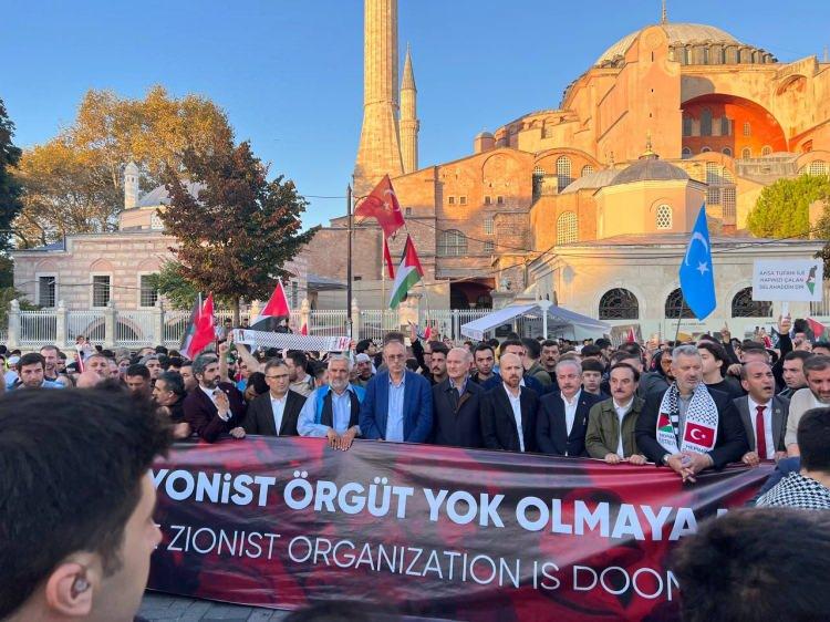 <p>Süleyman Soylu ve Hasan Turan'ın da aralarında bulunduğu bazı AK Parti milletvekilleri,</p>