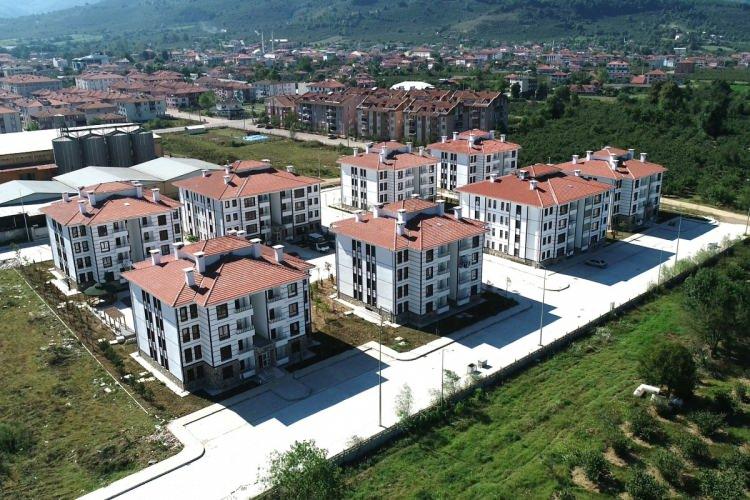 <p><strong>İŞ YERİ SATIŞI YAPILACAK İLLER BELLİ OLDU</strong></p>
<p> </p>
<p>Ankara, Afyonkarahisar, Denizli, Elazığ, Balıkesir, Giresun, İstanbul, Kars, Kastamonu, Kahramanmaraş, Kırşehir, Konya, Kütahya, Samsun, Sakarya, Tekirdağ ve Trabzon illerinde satışa çıkarılan iş yerleri ise yüzde 25 peşinat 48 ay vadeyle alınabilecek.</p>