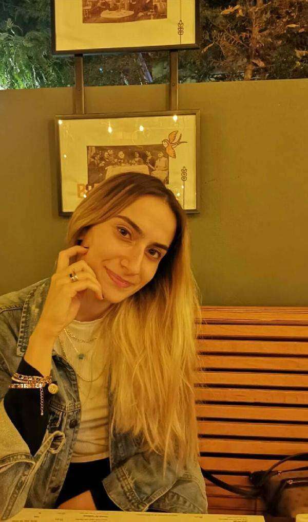 <p><strong>"Öyle tahmin ediyorum ki anne adayı bu belirtilerin bir kısmını gebeliğine bağlamış"</strong></p>
<p>Gebelikten dolayı tümörün hissedilememiş olabileceğini söyleyen Op. Dr. Muzaffer Keskiner, “18 Eylül 2023 Pazartesi günü 35 haftalık genç bir anne adayı hastanemize başvurdu. Hastamızda özellikle son 1-2 günde birdenbire işitme kaybı ve görme problemleri ortaya çıkmış. Kadın hastalıkları ve doğum uzmanımız gerekli değerlendirmelerini yaptıktan sonra göz hastalıkları ve kulak burun boğaz hastalıkları uzmanlarımız da gerekli değerlendirmelerini yaptılar. Yapılan radyolojik incelemelerin sonunda 35 haftalık gebe annenin beyninde çok büyük bir tümoral kitle tespit edildi. Normalde beyindeki bu tümoral kitle bu büyüklüğe ulaşıncaya kadar önemli sayılabilecek ön belirtiler verir; fakat öyle tahmin ediyorum ki anne adayı bu belirtilerin bir kısmını gebeliğine bağlamış, anne olmanın belirtileri gibi düşünmüş ya da çevresinde başta eşi olmak üzere onlara hep güzel haberler, müjdeler verebilmek, olumlu şeyler söyleyebilmek amacıyla onlarla hiç paylaşmamış da olabilir. Dolayısıyla anne adayımız hastanemize geldiği anda beyninde çok ileri düzeyde büyük bir tümöral kitle, o kitleye bağlı işitme ve görme kayıpları söz konusuydu. Yapılan kapsamlı incelemelerden sonra aile ile hastamızın klinik durumu paylaşıldı” dedi.</p>