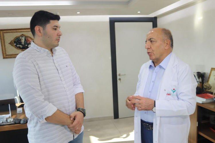 <p><strong>“Eşim sadece bize, çocuğumuza değil hastalara da dokundu, umut oldu, can oldu”</strong></p>
<p>35 haftalık hamile eşini kaybeden eş Togay Serbes ise “Hastaneye ayın 18’inde kontrol amacıyla gelmiştik. Bebeğimizi yaklaşık bir ay sonra almayı bekliyorduk. Beklenmedik bir olayla karşılaştık. Bir anda doğuma alacaklarını ve ardından eşimin beyninde tümör olduğunu söylediler. Biz zaten şoka girmiştik o anda. Eşimin beyin ölümünün gerçekleşmesinden saatler öncesinde organ bağışını düşündüm ve ilk olarak aileme danıştım. Kendileri ilk olarak duygusal açıdan yaklaştıkları için çok olumlu yanaşmadılar. Eşimin beyin tümöründen dolayı bir haftadır hastanede olduğunu; ama organ da bekliyor olabileceğini belirttim. Biz bu bir haftalık süreci organ bekleyerek de geçiriyor olabilirdik. Bunun sonucunda organın bulunmamasından dolayı Özlem’i bu şekilde de kaybedebilirdik. Bunu söyledikten sonra onlar da benimle aynı düşünceye sahip oldular. </p>