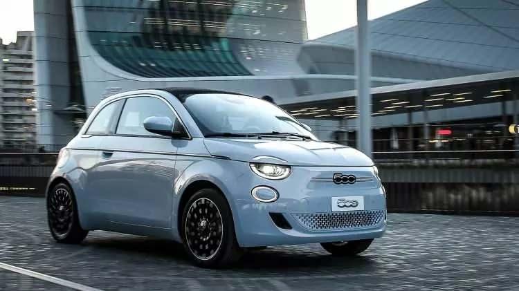 <p><strong> FİAT</strong></p>

<p>Yeni <strong>FIAT 500e, 200.000 TL’ye 12 Ay yüzde 1,99 faiz</strong> avantajıyla kampanya başlattı. Ayrıca 500e alan kullanıcılarına <strong>10 bin TL değerinde e-şarj hediye kartı</strong>nı da birlikte veriyor.</p>
