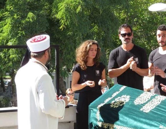 <p>Cenaze namazının öncesinde taziyeleri kabul eden Özpirinçci'yi eşi yalnız bırakmadı.</p>

