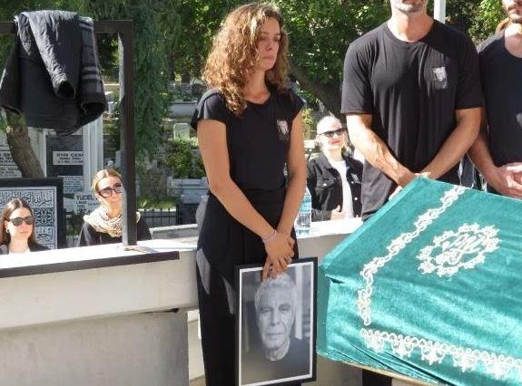 <p>Ayakta güçlükle duran ünlü oyuncu törende tabutun önüne koyulan babasının fotoğrafını yanından ayırmadı.</p>
