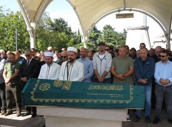 <p>Kadri Emrah Özpirinçci'nin cenazesi, cumartesi günü <strong>Üsküdar Şakirin Camii</strong>'nde öğle namazına müteakip kılınacak cenaze namazının ardından toprağa verildi.</p>

