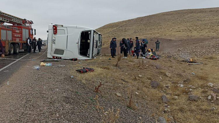 <p> İhbar üzerine kaza yerine sağlık, AFAD, itfaiye, polis ve jandarma ekipleri sevk edilmiştir. İlk belirlemelere göre; otobüste bulunan 44 yolcu ile 3 personelden 7'sinin olay yerinde hayatını kaybettiği, 40'ının da yaralandığı tespit edilmiştir.</p>
