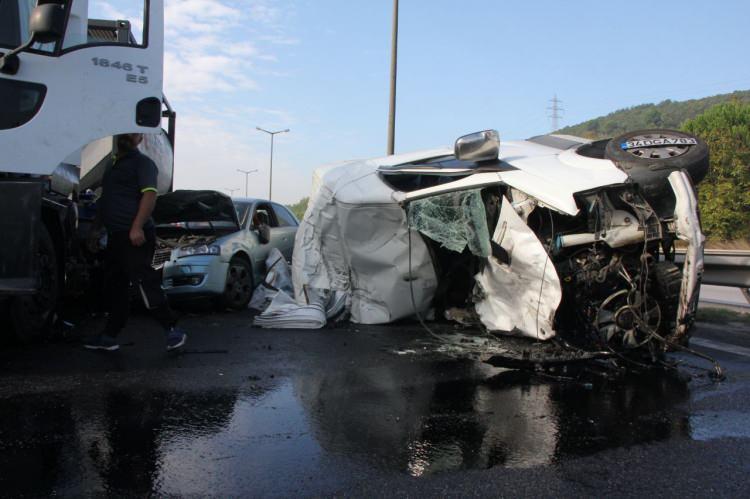 <p>Öte yandan Karayolları ekipleri, yola dökülen mazotu ve yağı temizledi.</p>
