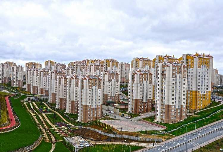 <p>Açık artırmalar, TOKİ İstanbul Hizmet Binası ve Ankara The Green Park Hotel’de gerçekleştirilecek. Öte yandan internetten üzerinden de (www.emlakmuzayede.com.tr) teklif verilebilecek.</p>
<p> </p>
