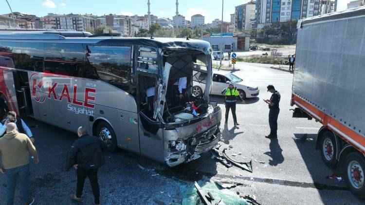 <p>Tekirdağ Çerkezköy-Çorlu yolu Kızılpınar ışıklı kavşakta otobüs ile tırın çarpışması sonucu meydana gelen kazada can pazarı yaşanırken, yaralanan 3 kişi olay yerine gelen ambulanslarla hastanelere kaldırılarak tedavi altına alındı.</p>