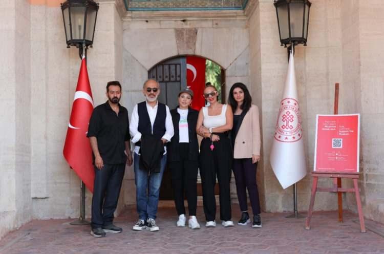 <p><strong><span style="color:#800000">ÜNLÜ OYUNCUYA ONUR ÖDÜLÜ VERİLDİ!</span></strong></p>
<p>Bursa Ticaret ve Sanayi Odası (BTSO) ile Kültür ve Turizm Bakanlığı Sinema Genel Müdürlüğü ve Ehli Sanat Sinema ve Kültür Derneğinin destekleriyle bu yıl 10'uncusu düzenlenen Uluslararası Yed-i Velayet 7 Vilayet Kısa Film Festivali'nde ünlü oyuncu Gassan Mesud, <strong>onur ödülü</strong> aldı. </p>