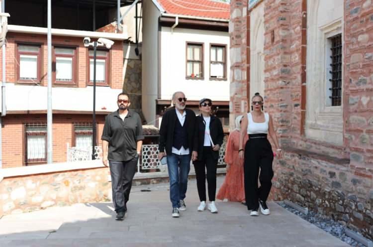 <p><span style="color:#800000"><strong>"BURSA'DA İKİ DİZİ PROJEMİZ VAR"</strong></span></p>
<p>Eda Sürmeli sözlerini, <strong><em>"Ayrıca bu yıl İran sinemasından Fejr Film Festivali'nin müdürü ve yapımcı Mojtaba Amini ve senarist Arash Ghaderi'yi de misafir ettik. İnşallah onlarla Bursa'da 2 dizi projemiz var yine Bursa'yı ekrana taşımaya hazırlanıyoruz."</em></strong> ifadelerini kullanarak sonlandırdı.<strong></strong></p>