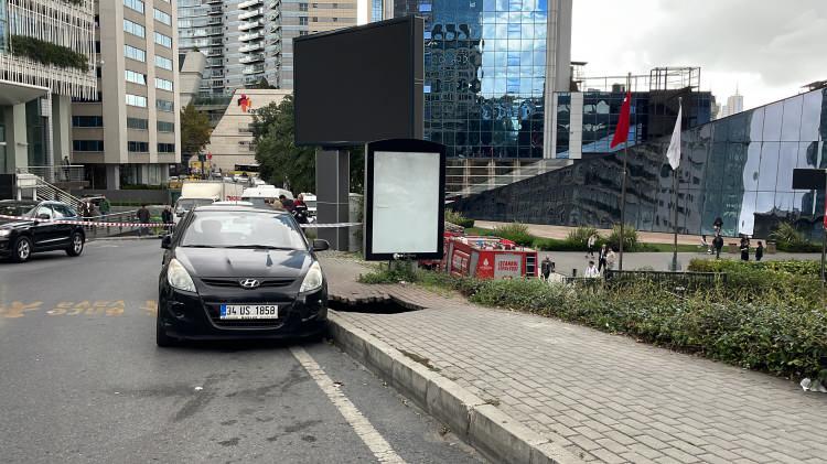 <p>Park halindeki araçlar da ekiplerin müdahalesi ve çekici yardımıyla olay yerinden tek tek kaldırıldı.</p>