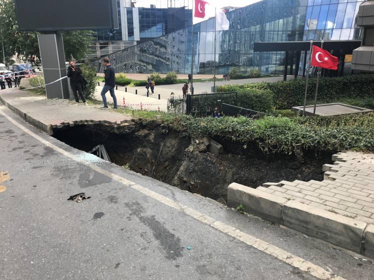 <p>İtfaiye ekiplerinin güvenlik önlemi aldığı yolda çökmeler devam etti, kaldırım taşları ve bir reklam panosu göçüğe devrildi.</p>