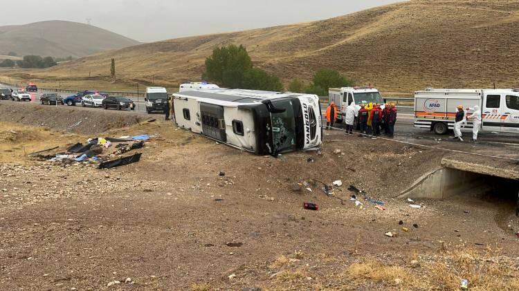 <p>Sivas Valiliği, meydana gelen feci kazaya ilişkin açıklama yayınladı. Valilikten yapılan açıklamaya göre 44 AK 213 plakalı otobüs şoförünün yağmur nedeniyle kayganlaşan yolda direksiyon hakimiyetini kaybederek şarampole devrildiği belirtildi. </p>