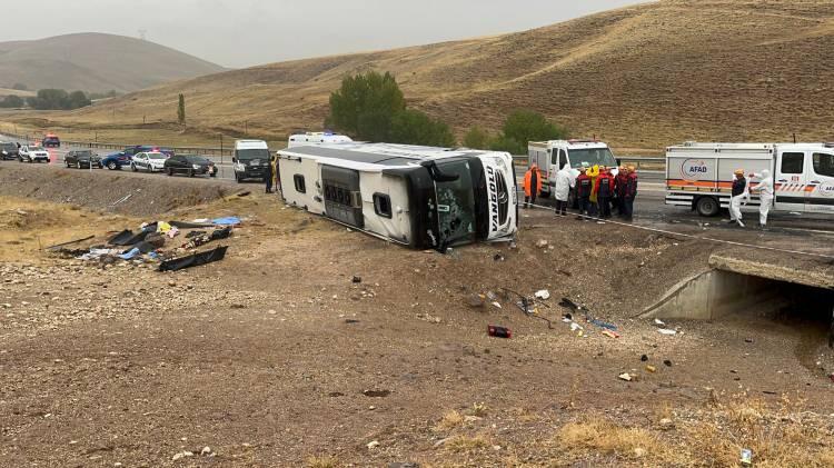 <p>Sivas Valiliği, meydana gelen feci kazaya ilişkin açıklama yayınladı. Valilikten yapılan açıklamaya göre 44 AK 213 plakalı otobüs şoförünün yağmur nedeniyle kayganlaşan yolda direksiyon hakimiyetini kaybederek şarampole devrildiği belirtildi. </p>
