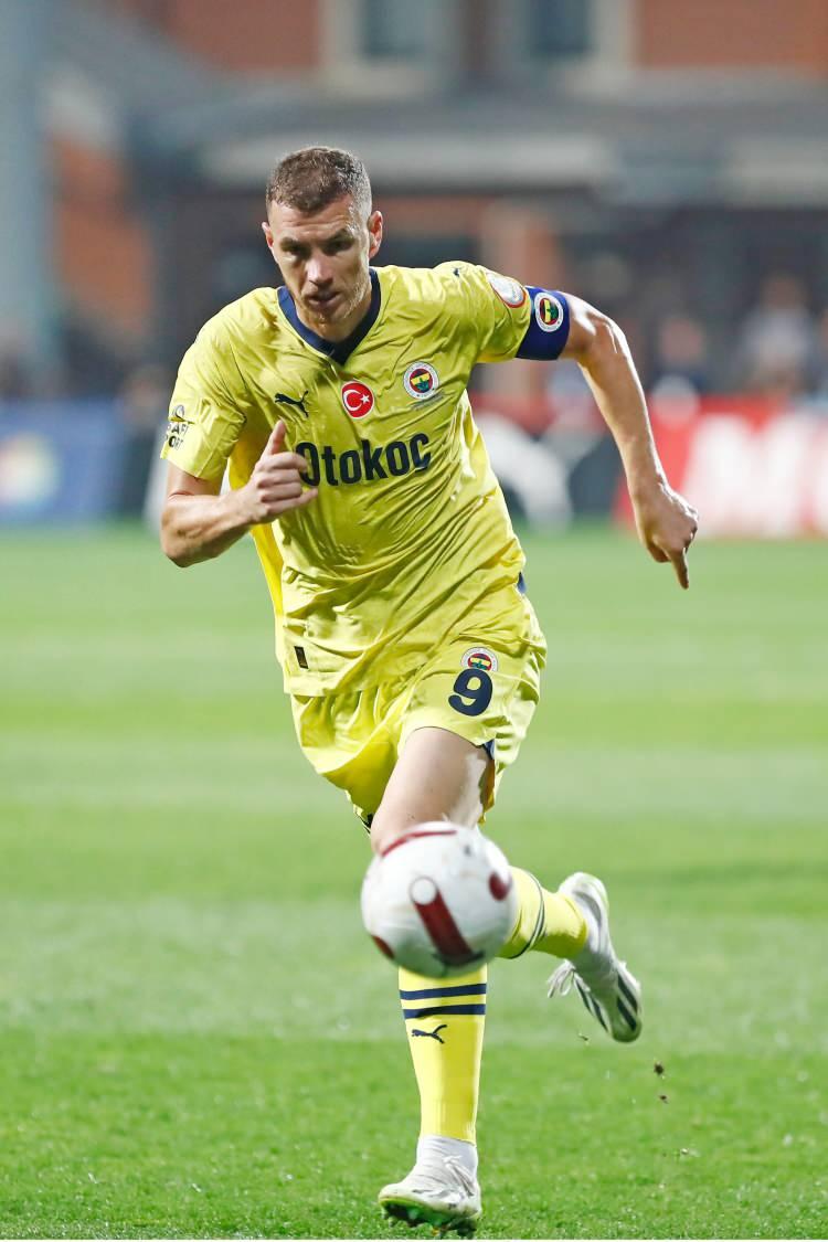 <p>- Fenerbahçe (11)<br />
<br />
* Dzeko - Bosna Hersek<br />
* Tadic - Sırbistan<br />
* Batshuayi - Belçika<br />
* Livakovic - Hırvatistan<br />
* İrfan Can Kahveci - Türkiye<br />
* Szymanski - Polonya<br />
* Djiku - Gana<br />
* Ferdi - Türkiye<br />
* İsmail Yüksek - Türkiye<br />
* Osayi Samuel - Nijerya<br />
* Samet Akaydin - Türkiye</p>