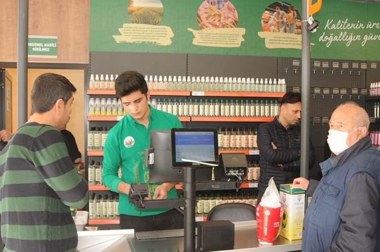 <p><strong>MANAVDA İNDİRİM DEVAM EDECEK</strong></p>
<p>Ayrıca, cumartesi, pazar ve pazartesi günleri, çiftçilerden doğrudan tedarik edilerek satışı yapılan patates, soğan, elma, portakal, domates ve salatalık gibi meyve ve sebze ürünlerinde de "manavda taptaze indirim" kampanyası devam edecek.</p>