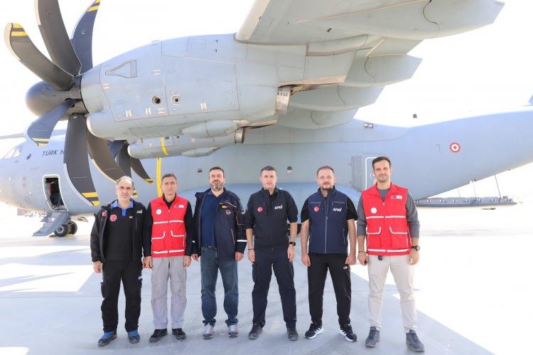 <p><strong>BAKAN YERLİKAYA PAYLAŞTI: GAZZE'YE 3 KARGO U&Ccedil;AĞI G&Ouml;NDERİLDİ</strong></p>

<p>&nbsp;</p>

<p>İ&ccedil;işleri Bakanı Ali Yerlikaya, "Cumhurbaşkanımız Sayın Recep Tayyip Erdogan&rsquo;ın himayelerinde, sadece &uuml;lkemizde değil, sınırlarımız &ouml;tesinde de insanlığın yanında olmaya devam ediyoruz. AFAD koordinasyonunda ilgili kurum ve kuruluşlarımız ile STK'ların desteğiyle hazırlanan insani yardım malzemelerini Filistin'e ulaştırıyoruz. Milli Savunma Bakanlığına ait 3 kargo u&ccedil;ağı ile; ▪️7 insani yardım personeli ▪️5.000 adet battaniye ▪️2.600 adet gıda kolisi ▪️34.950 kg tıbbi malzeme b&ouml;lgeye sevk edildi." a&ccedil;ıklamasında bulundu.</p>
