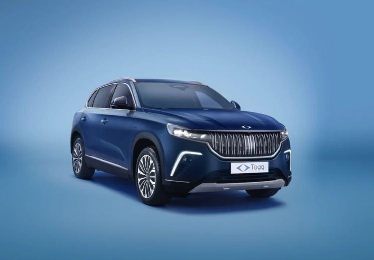 <p><strong>TOGG</strong></p>

<p>&nbsp;</p>

<p>V1 RWD Standart Menzil:&nbsp;1.227.500 TL</p>

<p><br />
V2 RWD Standart Menzil:&nbsp;1.329.500 TL</p>

<p><br />
V2 RWD Uzun Menzil:&nbsp;1.563.500 TL&nbsp;</p>
