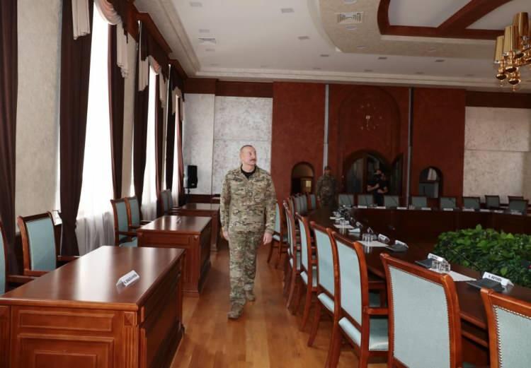 <p>Azerbaycan Cumhurbaşkanı İlham Aliyev, terörle mücadele operasyonunun ardından Karabağ'da Azerbaycan ordusunun kontrolüne geçen bölgeleri ziyaret ederek, Hankendi ve Hocalı'da Azerbaycan bayrağını göndere çekti.</p>
