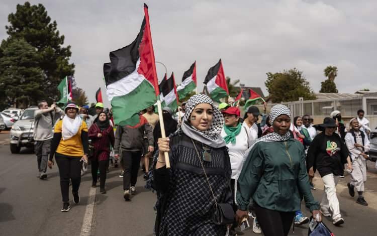 <p><strong>GÜNEY AFRİKA</strong></p>

<p>Güney Afrika'nın Johannesburg kentinde, İsrail'in abluka altındaki Gazze Şeridi'ne düzenlediği saldırılar nedeniyle Filistin ile dayanışma yürüyüşü düzenlendi. Yürüyüşe katılanlar, Filistin bayrağı taşıdı.</p>

<p> </p>
