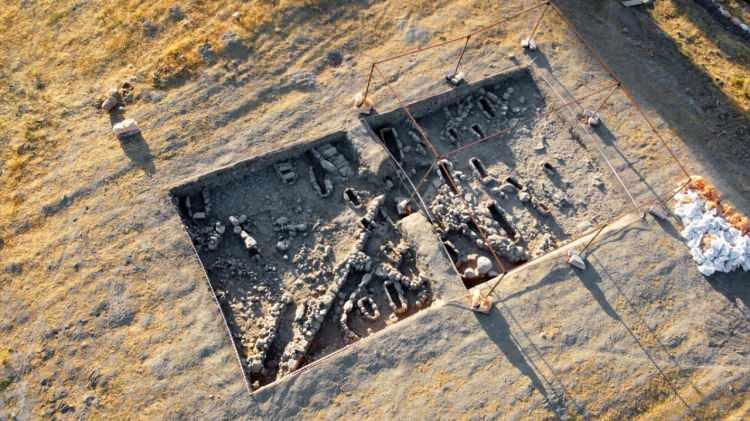 <p>Uzun yıllar çalışmanın yapılmadığı ve "Kanal Höyük" olarak da adlandırılan yerde, DSİ`nin 2002`de höyüğün doğusunda toprak alımı sırasında arkeolojik eserlerin çıkmasıyla Konya Müze Müdürlüğü uzmanlarınca 2002-2005 yıllarında kurtarma kazısı yapıldı.</p>