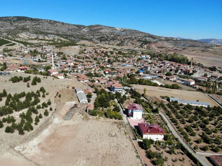 <p>Bir kadın olarak kendi harçlığımı kazanıyor olabilmek, ekonomik olarak ayaklarımın üzerinde duruyor olabilmek çok güzel, çok mutluluk verici bir duygu. Çok teşekkür ediyoruz. Böyle şeylerin çoğalmasını diliyorum. Burada öğrencilerimiz yazın gelip harçlarını kazanıyorlar, ev hanımlarımız bütün hayallerini gerçekleştiriyorlar. Hiç kimseye muhtaç olmadan yaşayabiliyorlar. Aile ekonomisine çok güzel katkılarda bulunuyorlar” dedi.</p>
