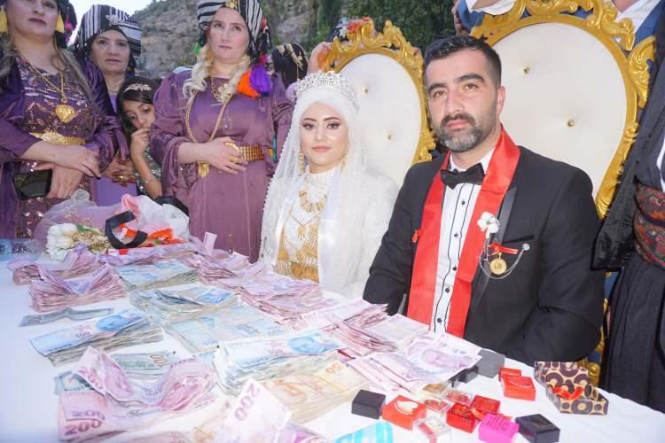<p>Şırnak'ın Uludere ilçesinde Goyan aşiretinin düğünlerinde yüz yıllık gelenekler yaşatılıyor.</p>