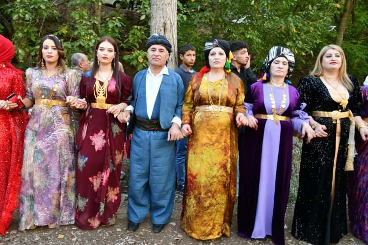 <p>Aşiret düğününde halaylar çekildi, Kürtçe şarkılar söylendi</p>