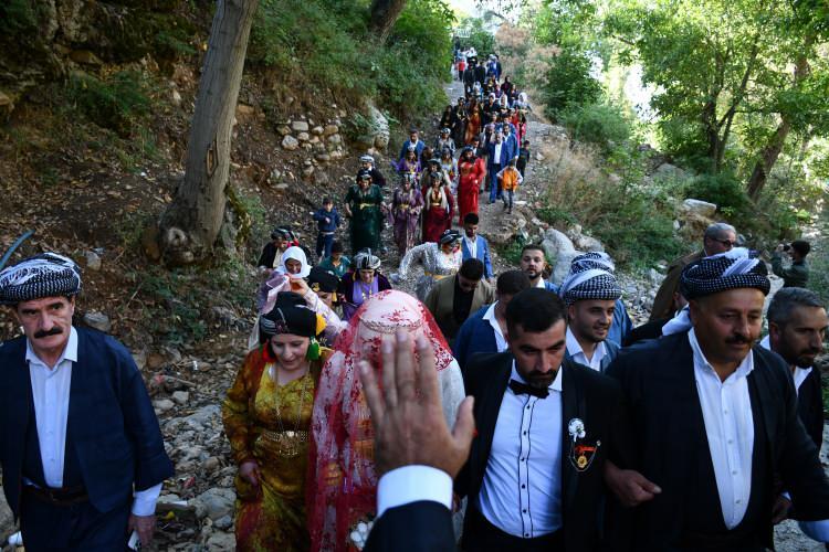 <p>Bu mutlu günlerinde gelin ve damadı yalnız bırakmayan aşiret mensupları uzun kuyruklar oluşturdu</p>
