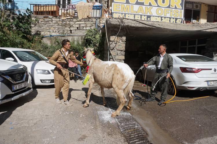 <p>Binlerce davetlinin katıldığı düğünde gelini almak için gidecek at yıkandı.</p>