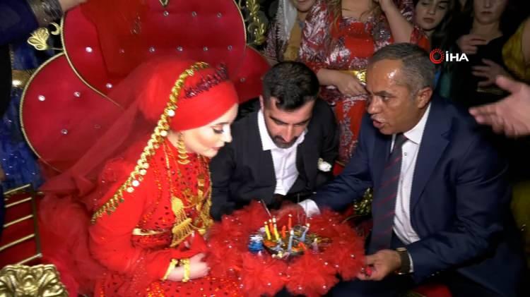 <p>Gelin ve damada toplamda 4.5 milyon değerinde altın ve para takıldı.</p>