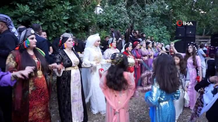 <p>Takı töreninin ardından hep beraber halay çektiler, oyunlar oynadılar</p>