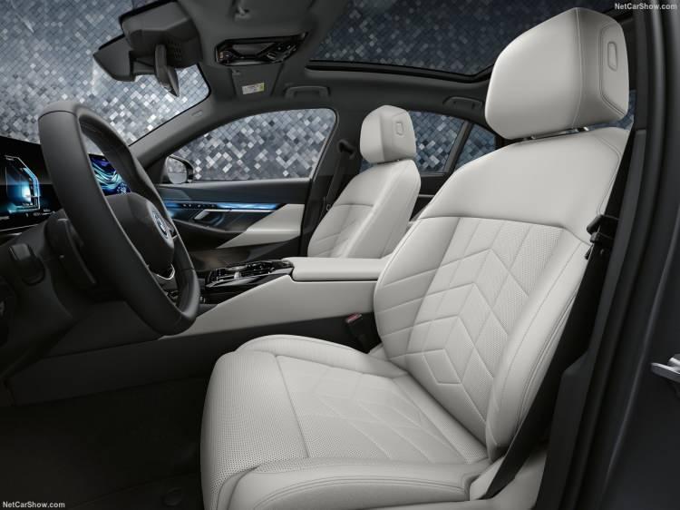 <p>Yeni xDrive Sedan’da kullanılan dört silindirli 2 litre hacmindeki dizel ünite, 197 beygir güç ve 400 Nm tork üretiyor.</p>
