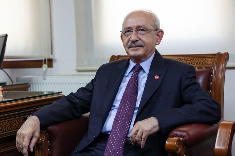 <p>CHP'de Kılıçdaroğlu'nun adaylığı için imza vermeyen 38 milletvekili belli oldu. İmza atmayan vekiller arasında Engin Altay, Erdoğan Toprak, Veli Ağbaba ve Ali Mahir Başarır gibi isimler de var.</p>