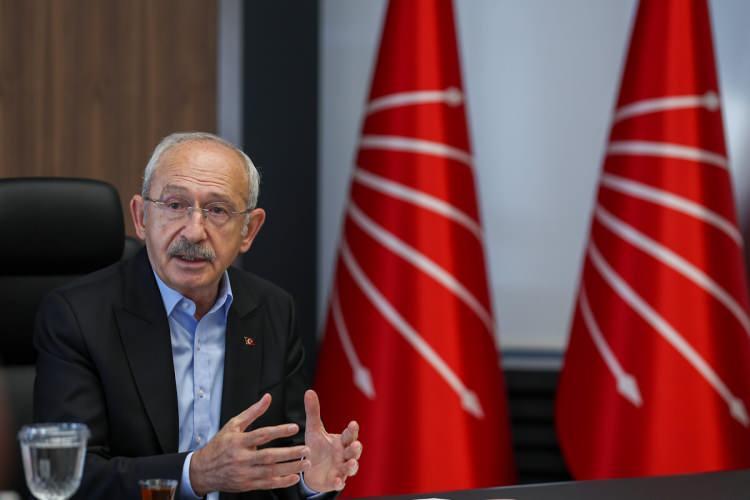 <p>Genel Merkez cephesi ise son dönemde İstanbul başta olmak üzere değişimcilere kaybettikleri İl Kongreleri'ne rağmen Kılıçdaroğlu'nun ardında durmaya devam ediyor.</p>