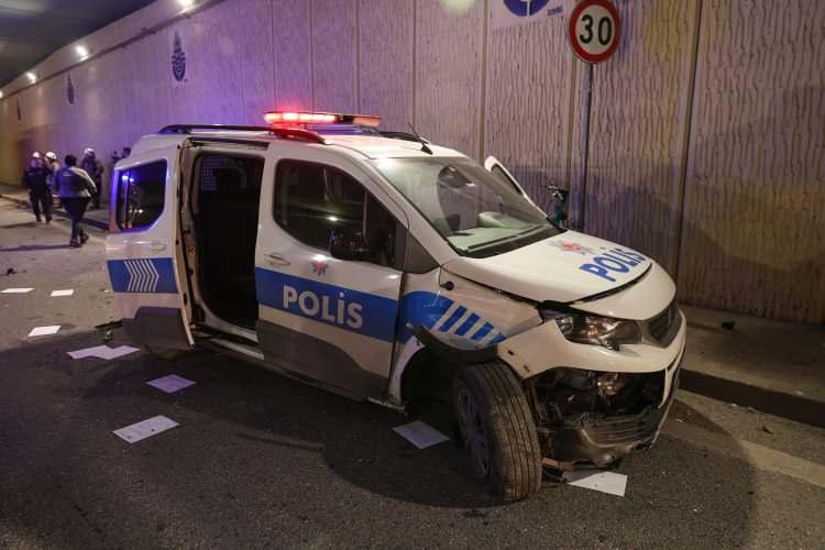 <p>Maltepe'de polislerin "dur" ihtarına uymayarak ekip aracına çarpıp kaçan hafriyat kamyonu Ataşehir'de durdurulurken, sürücü gözaltına alındı.</p>