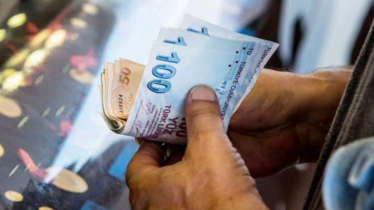<p>Genelkurmay Başkanlığı, kuvvet komutanlıkları ile Jandarma Genel Komutanlığı ve Sahil Güvenlik Komutanlığındaki daire başkanı ve daha üst birimlerin yöneticileri, rektör, büyükşehir ve il belediye başkanlarıyla birlikte çalışan personele ayda 90 saati geçmemek üzere saat başına 10 lira 70 kuruş ödeme yapılacak.</p>