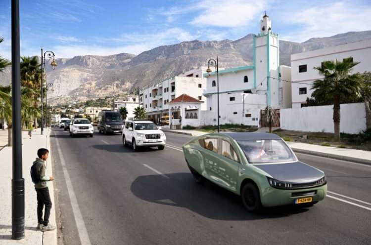 <p>Dünyanın ilk güneş enerjisiyle çalışan SUV aracı, Fas ve Sahra'da 1000 kilometrelik test sürüşünü tek şarjla tamamladı.</p>
