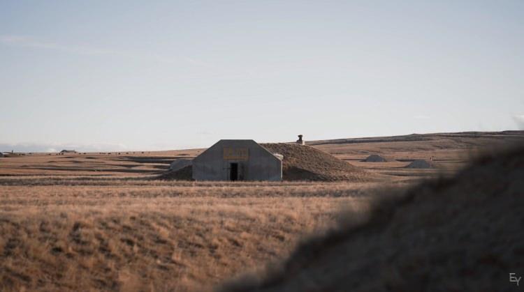 <p>Bu sığınakların örnekleri Vivos Group'un Güney Dakota'daki yeraltı sığınaklarından, Rising S'in milyonlarca dolarlık yeraltı lüks panik odalarına, Polonya'da penceresiz bir kaleye dönüştürülebilen ağır tahkimatlı bir Güvenli Ev'den, Miami'nin <strong>"milyarder sığınağı"</strong> olarak bilinen ve kendi polis gücü, golf sahası ve golf kulübüne sahip bir ada olan Indian Creek Village'a kadar çeşitlilik göstermektedir.</p>
