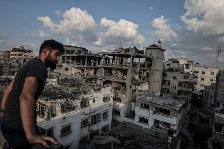 <p>Gazze'ye yönelik hava saldırılarını daha da artıracaklarını açıklayan İsrail ordusu gece boyunca Filistin'i bombaladı. Gazze'de bir pazar yeri, Batı Şeria'daysa cami hedef alındı.</p>
