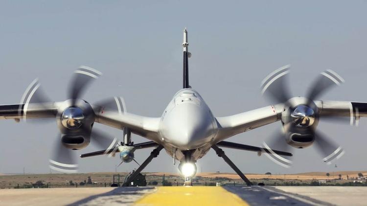 <p><strong>GÖKDOĞAN Görüş Ötesi Hava Hava Füzesi (BVRAAM)</strong><br />
<br />
<br />
GÖKDOĞAN, ABD üretimi AIM-120 AMRAAM’ın muadili olan Görüş Ötesi Hava Hava Füzesi’dir. Katı hal tasarımlı Aktif Radar (AR) Arayıcı Başlığı bulunan GÖKDOĞAN; at-unut, birden fazla hedefe kilitlene bilme, atış sonrası kilitlenebilme ve her açıdan atış yeteneklerine sahiptir. Elektronik harbe karşı dayanıklı olan füze, karıştırma kaynağına güdümlenebilmektedir. Yaklaşık 65 kilometre menzile sahip olan füze, veri bağı sayesinde hedef güncellemesi yapabilmektedir.</p>
