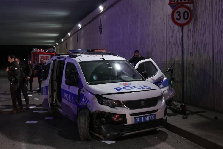 <p>Polislerin "dur" ihtarına uymayan 34 GB 0044 plakalı hafriyat kamyonu, Aydınevler Mahallesi Altayçeşme Kavşağı'nda polis aracına çarptı.</p>