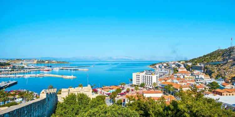 <p>Tahsisli kamu taşınmazları üzerinde yer alan tesislerin yanı sıra Bakanlıktan turizm yatırım veya işletmesi belgeli diğer konaklama tesislerinde görev yapan personelin, nitelikli konaklama ihtiyacının karşılanması amaçlanıyor.</p>
<p> </p>
<p>Buna göre, personel lojmanı alanı tahsisi için taşınmazın Kültür ve Turizm Bakanlığından tahsisli olması koşulu kaldırılarak, Bakanlıktan turizm belgeli konaklama tesisi olması şartı getirilecek.</p>