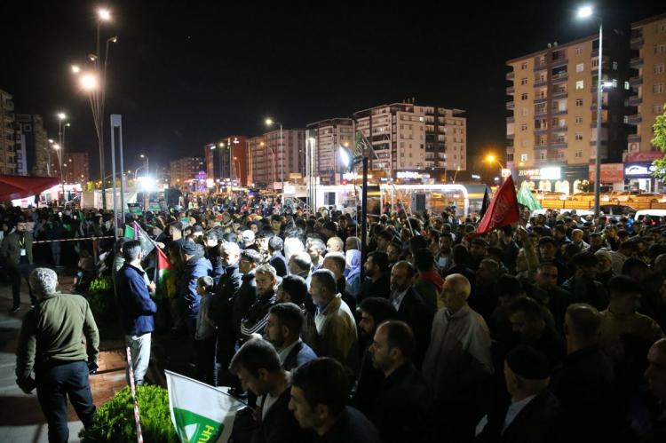 <p>Ellerinde Filistin bayrakları taşıyan grup, “<strong>Katil İsrail Filistin’den defol</strong>", “<strong>Aksa’ya uzanan eller kırılsın</strong>" sloganları attı, sık sık tekbir getirdi.</p>

<p> </p>
