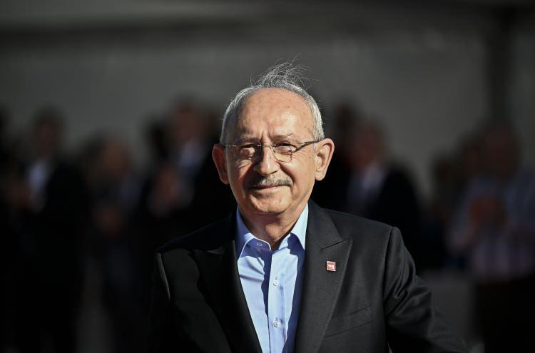<p>Cumhurbaşkanlığı ve milletvekili seçimlerinin ardından büyük tartışmaların yaşandığı CHP'de 'Genel Başkanlık' yarışı kızışıyor. Özgür Özel ve İBB Başkanı Ekrem İmamoğlu'nun başını çektiği "Değişimciler" Kemal Kılıçdaroğlu'na karşı CHP içinde "lobi" faalyetlerini sürdürüyor.</p>
<p> </p>