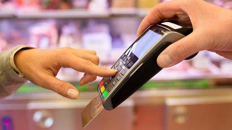 <p>Merkez Bankası'nın 500 baz puan faiz artırımına gideceği yönündeki tartışmaları devam ederken beklentilerin gerçekleşmesi durumunda politika faizlerinin %30'a yükseltilmesi ile birlikte 1 Kasım 2023 tarihi itibariyle geçerli olacak Kredi kartı aktif faiz tutarının %3,71'e yükseleceği aktarıldı. </p>
