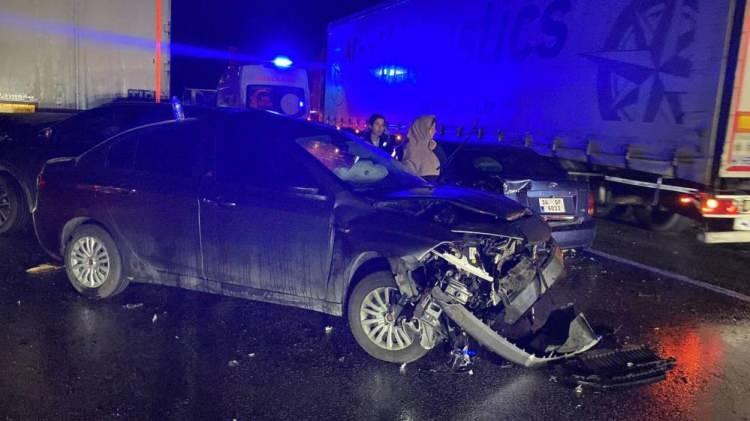 <p>Ortalık savaş alanına dönerken trafik de felç oldu. İhbar üzerine olay yerine Sakarya'dan da olmak üzere sağlık, itfaiye ve polis ekipleri sevk edildi.</p>
