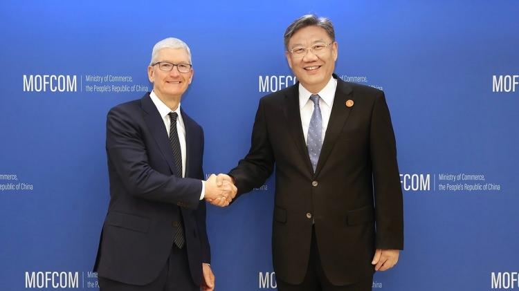 <p>Bloomberg'in haberine göre, Pekin'den yüzlerce kilometre uzaklıktaki Chengdu'da, Tencent oyun turnuvasına ev sahipliği yapan bir Apple mağazasını ziyaret etti.</p>
