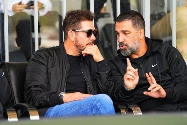 <p>Arda Turan'ın eski hocası İspanyol futbol takımı Atletico Madrid'in Teknik Direktörü Diego Simeone, Eyüpspor'un antrenmanını geçtiğimiz günlerde ziyaret etti.</p>

<p><strong>Diego Simeone ziyaretin ardından ailesiyle birlikte İstanbul'da Tarihi Yarımada turuna çıktı. Diego Simeone, eşi Carla Pereyra ve çocuklarıyla birlikte Tarihi Yarımada'nın tadını çıkardı.</strong></p>
