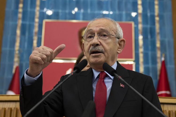 <p><strong>KILIÇDAROĞLU İÇİN İMZA VERMEDİLER</strong></p>
<p>Diğer yandan Kemal Kılıçdaroğlu'nun Kurultay'da tekrar Genel Başkan Adayı olması için CHP'li milletvekillerinden imza toplandı. CHP vekillerinden önemli bir kısmının Kılıçdaroğlu'nun adaylığına imza desteği vermediği öğrenildi. Bu vekiller arasında ise dikkat çeken isimler var. Engin Altay, Gökhan Günaydın, Erdoğan Toprak, Veli Ağbaba, Ali Mahir Başarır bu isimlerden bazıları.</p>
